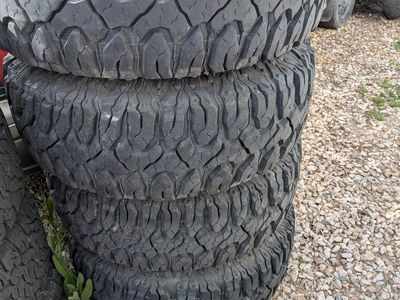 31x10.5 R15 on Black Steel rims