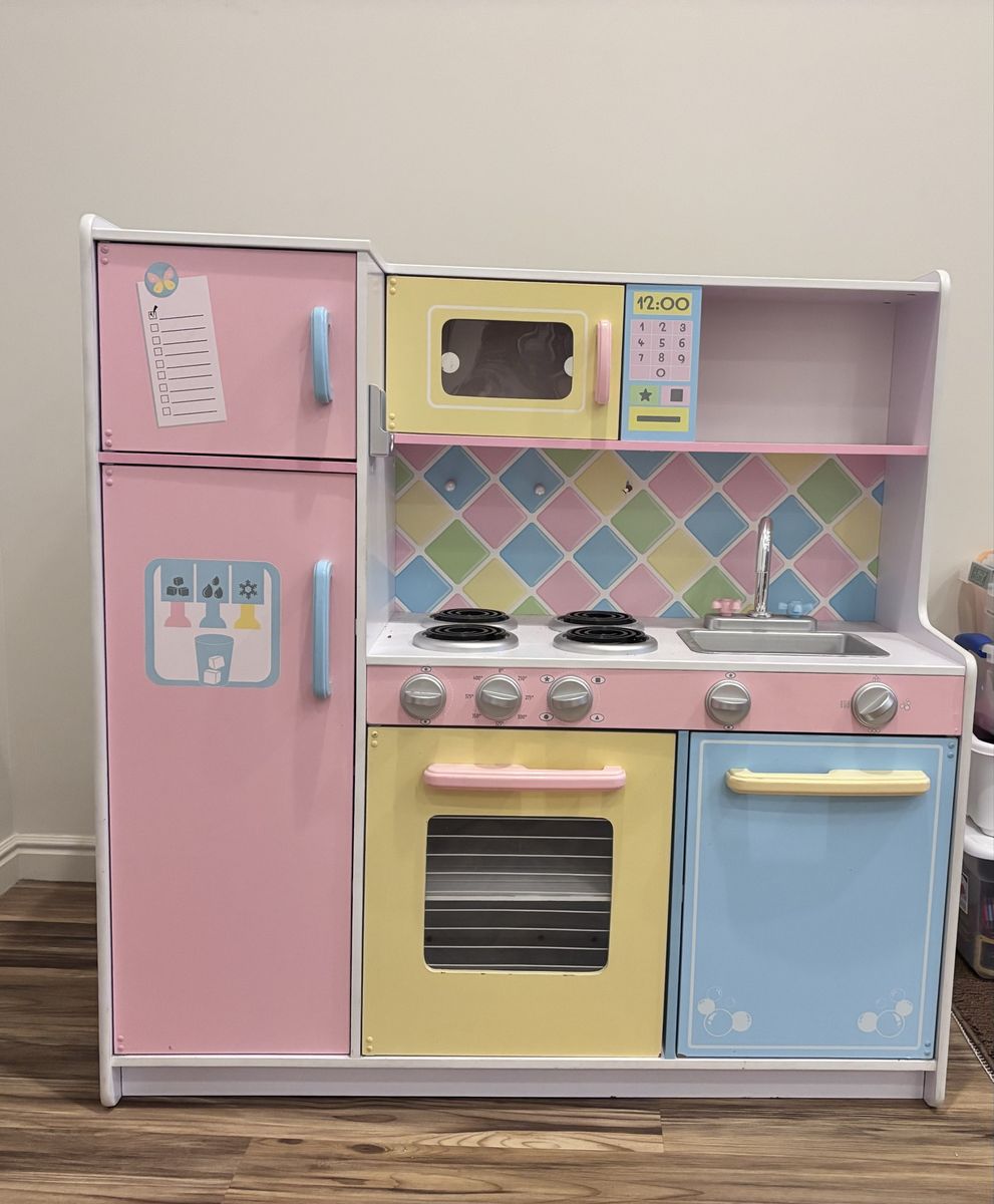 Kids play kitchen comes with food