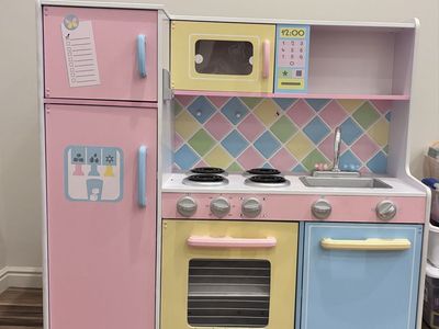 Kids play kitchen comes with food