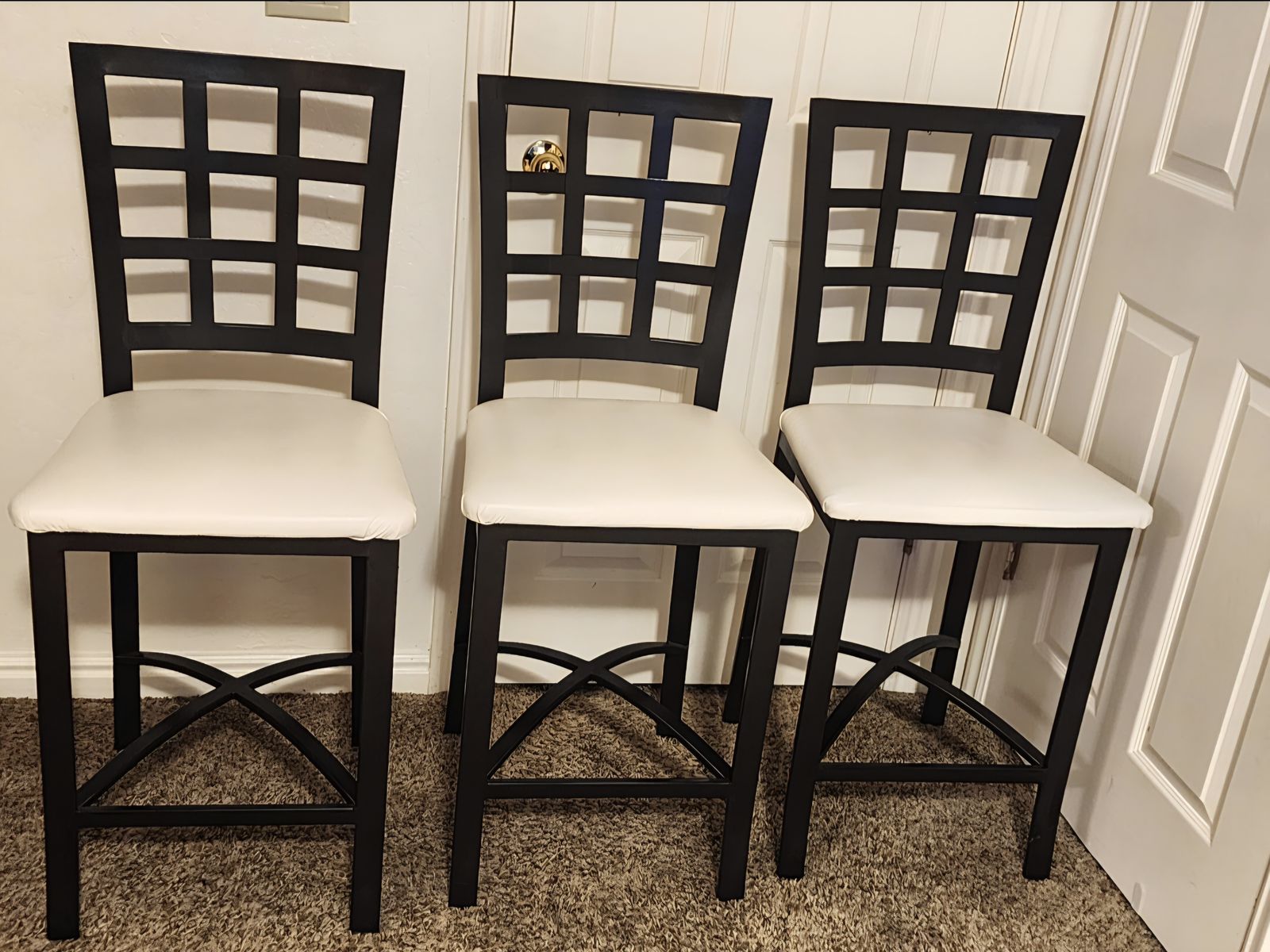 3 Metal barstools