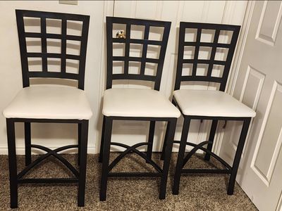 3 Metal barstools