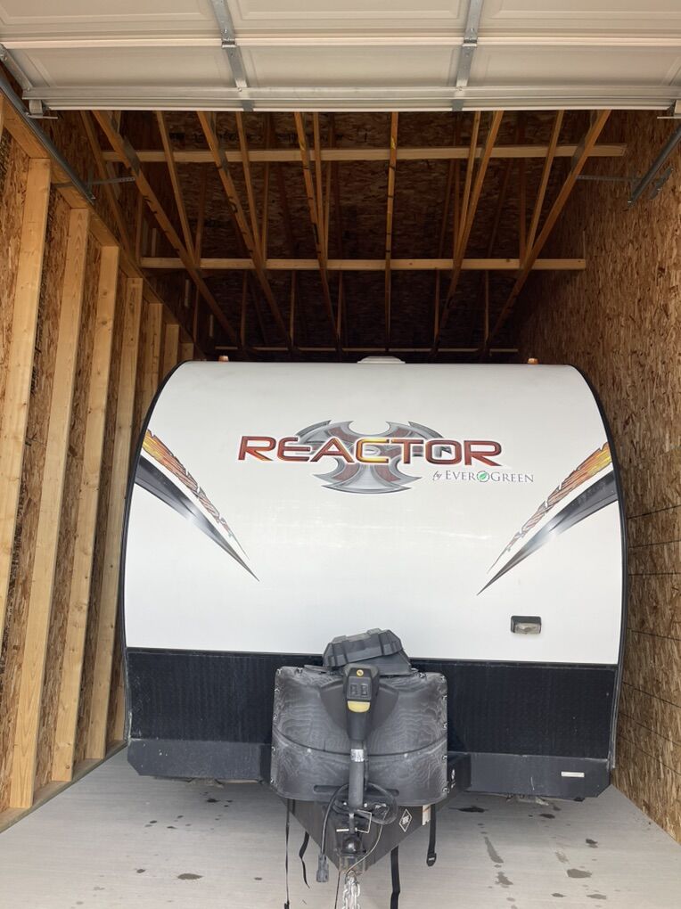 Toy Hauler Evergreen Trailer 25' Like New