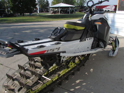 2025 Ski-Doo Summit® Adrenaline® with Edge Package 850 E-TEC 154 SS H_Alt Powder 3.0_Gre