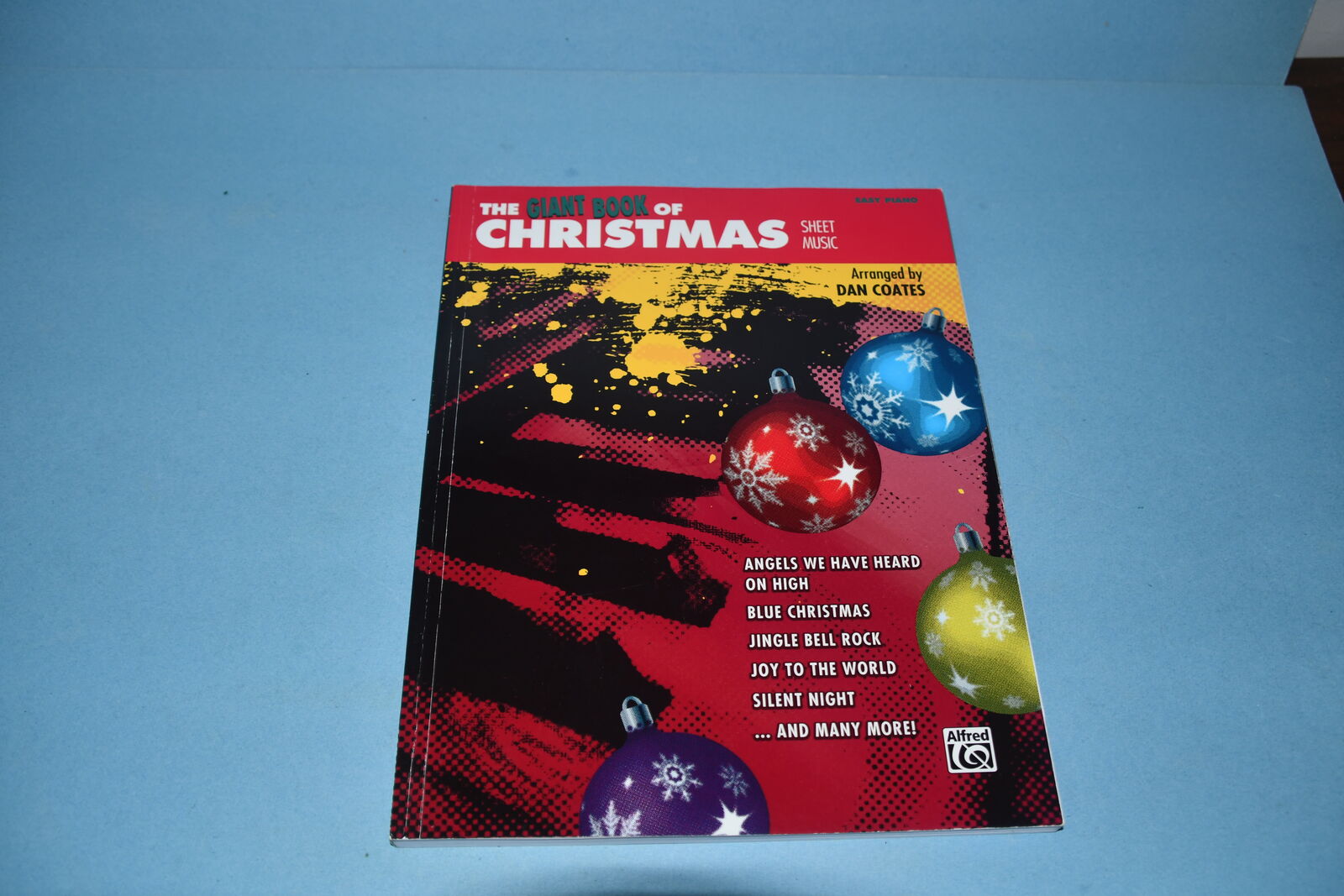 THE GIANT BOOK OF CHRISTMAS SHEET MUSIC ~ EASY PIANO ~ No NAMES or WRITING
