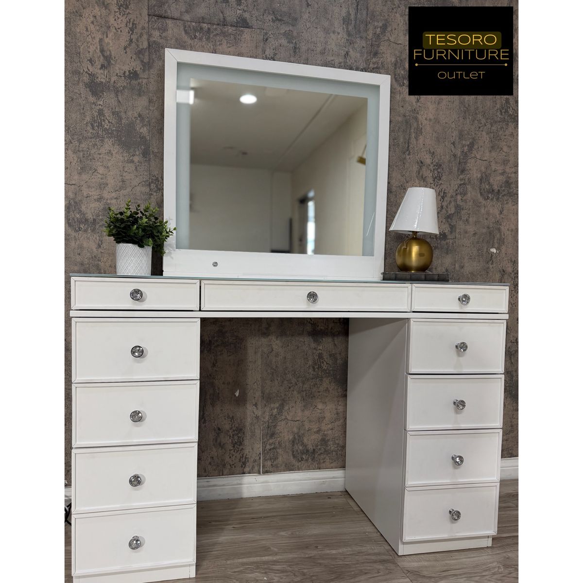 TRESANTI MAKEUP VANITY