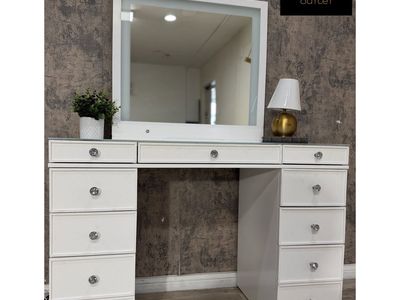 TRESANTI MAKEUP VANITY
