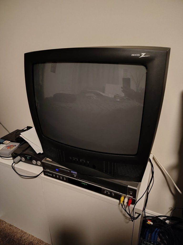 Zenith CRT tv.