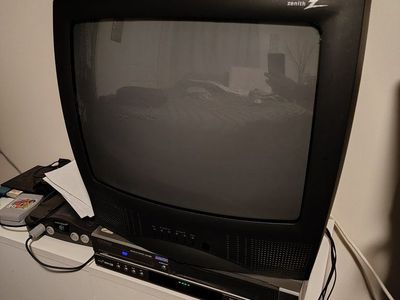 Zenith CRT tv.