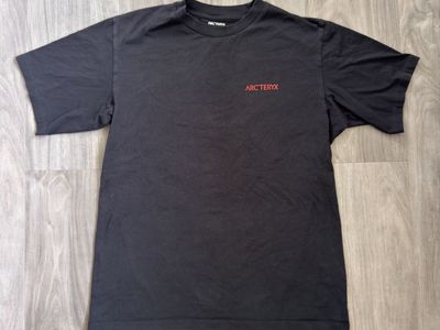 Men’s Arc’teryx shirt