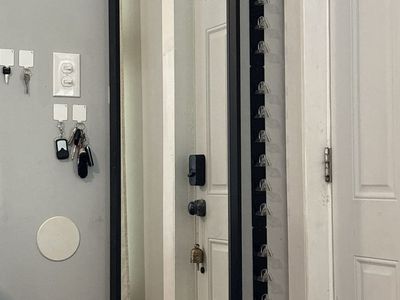 Wall Mounted Vertical glasses Holder Rack with Clear Clips