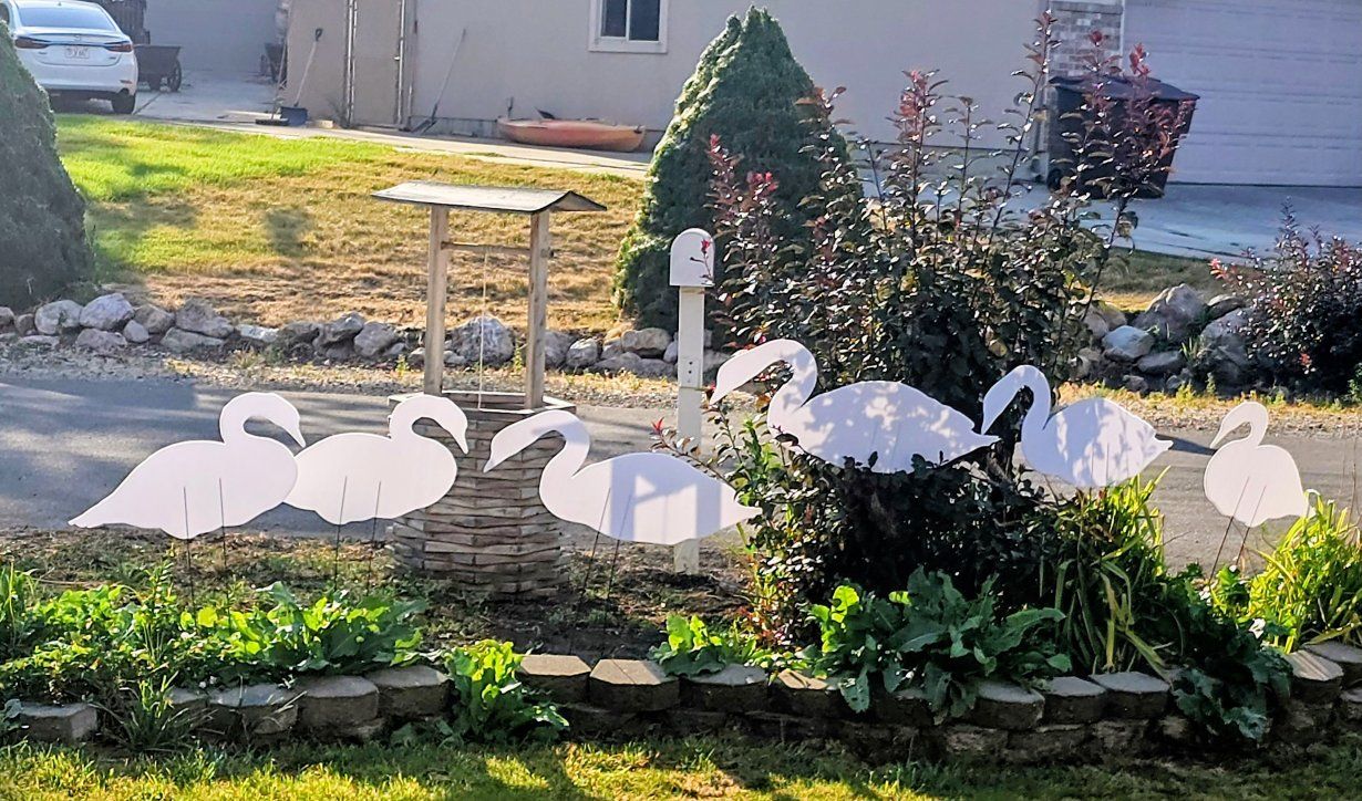 Swan siloutte decoys will come with 2 stakes. 33" and 36" body length.