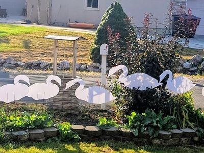 Swan siloutte decoys will come with 2 stakes. 33" and 36" body length.