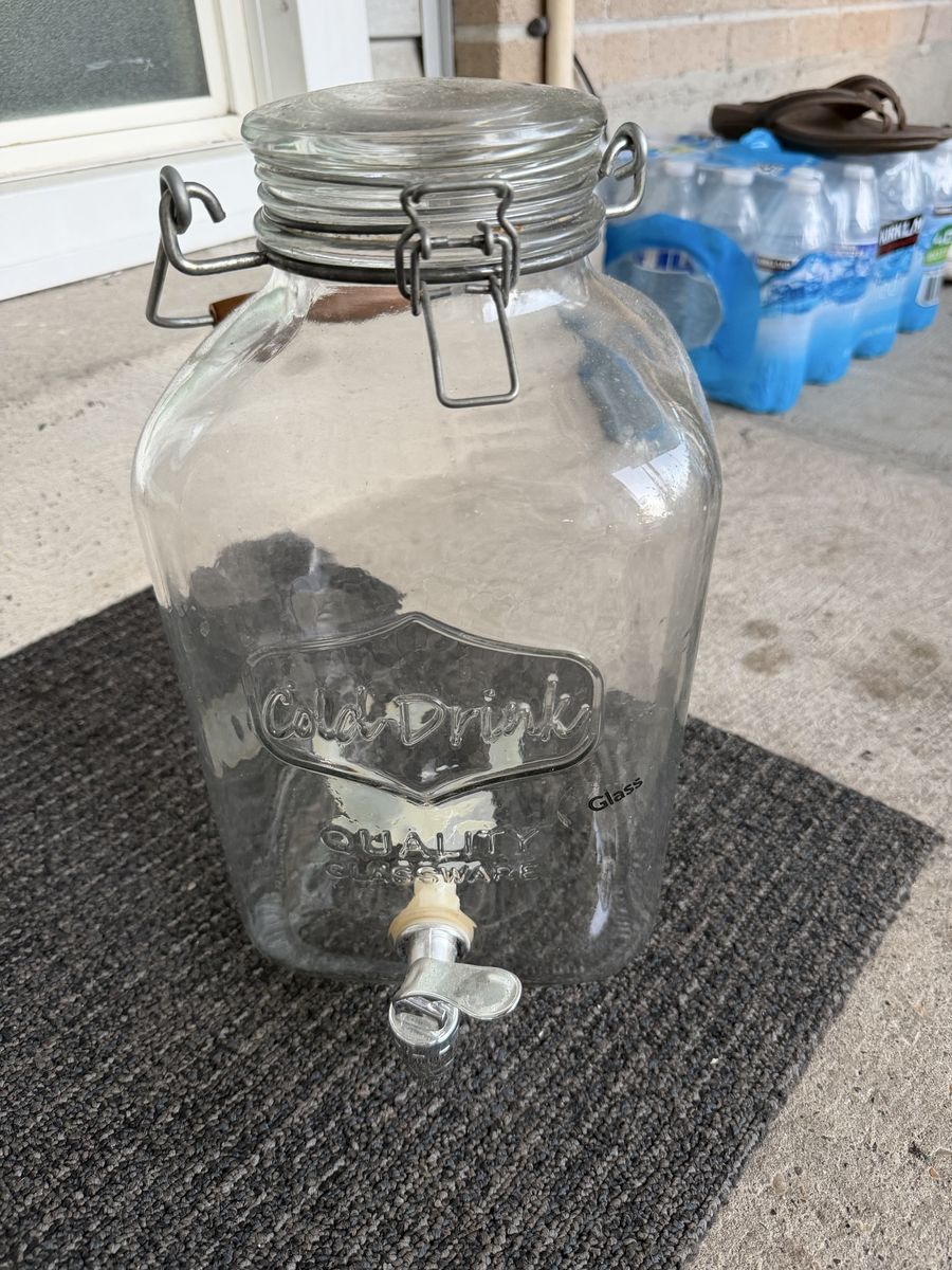 Quality Glassware Cold Drink Dispenser with Spigot and Clamp Lid