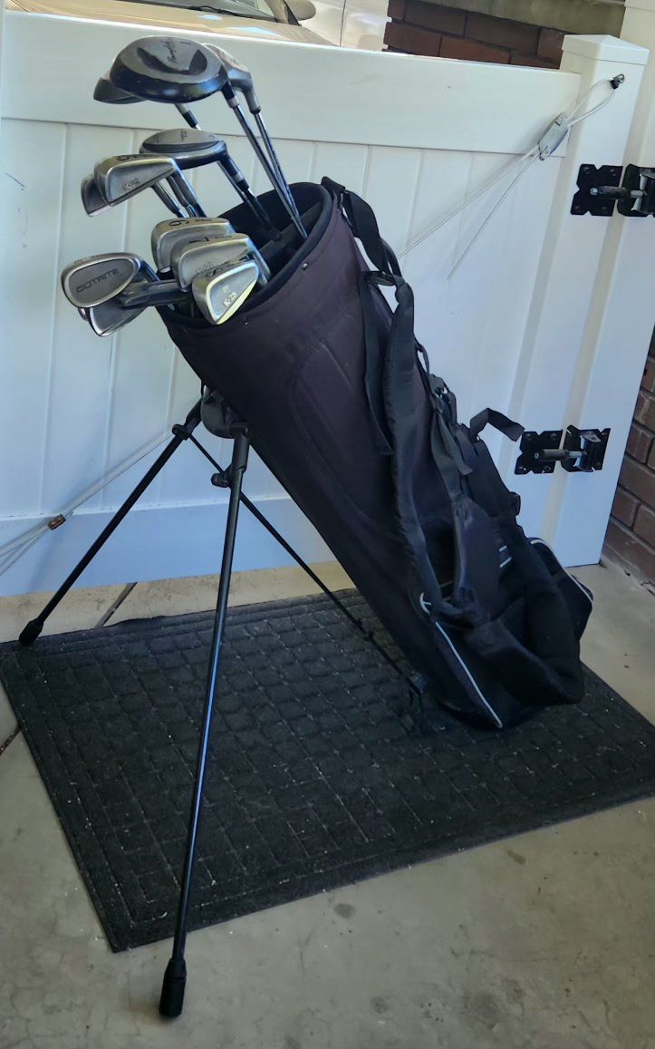 Wilson/Power Glide full size and complete golf set.  Set comes with six golfballs and assorted tees.