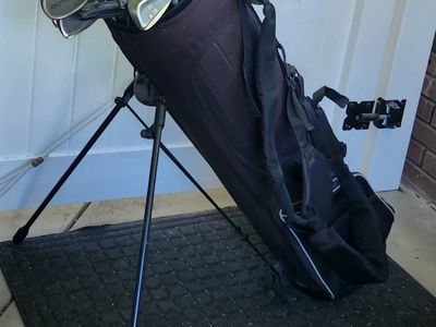 Wilson/Power Glide full size and complete golf set. Set comes with six golfballs and assorted tees.