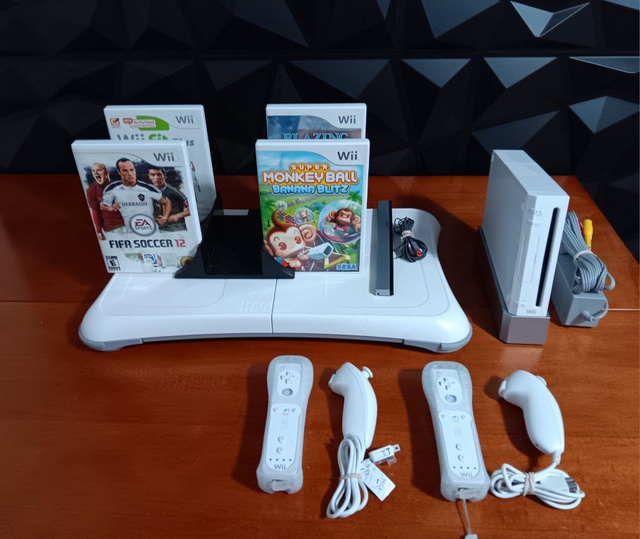 Nintendo Wii System, Controllers, Accessories & 4