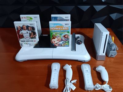 Nintendo Wii System, Controllers, Accessories & 4