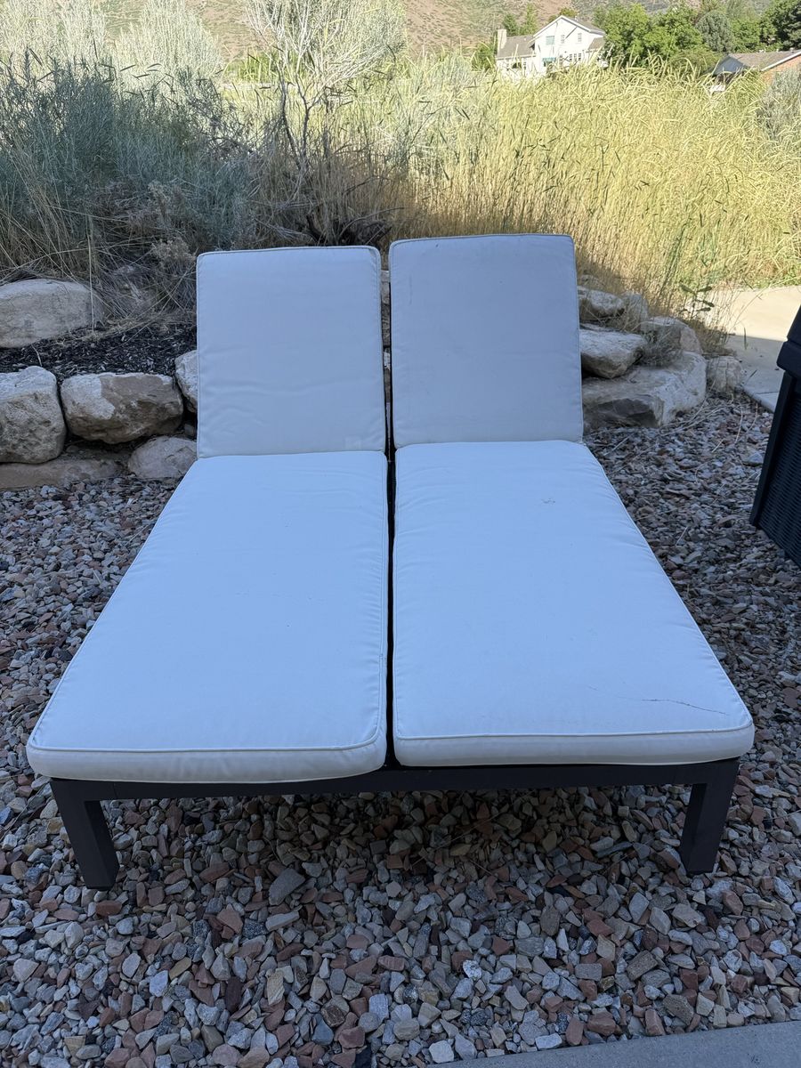 Outdoor Patio double Chaise Lounge with White Cushions