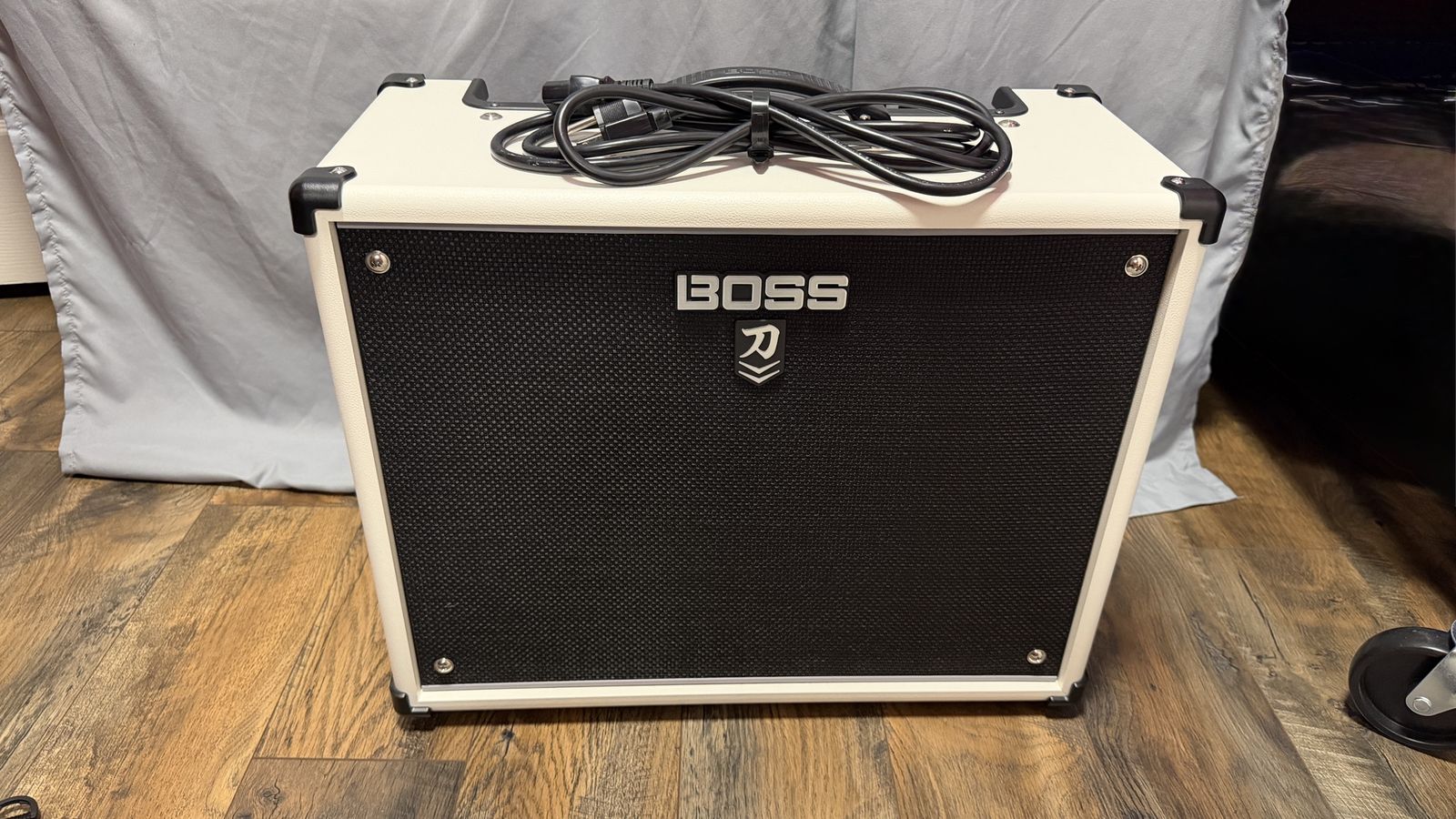 BOSS Katana-100 MkII Guitar Amplifier - 100W, White, with Effects & Tone Setting Controls