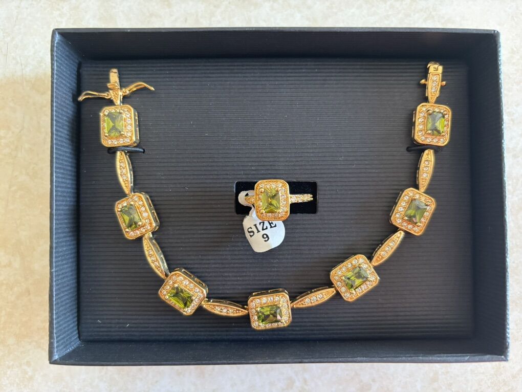 Size 9 Jewelry Bracelet Ring Green Clear Stones