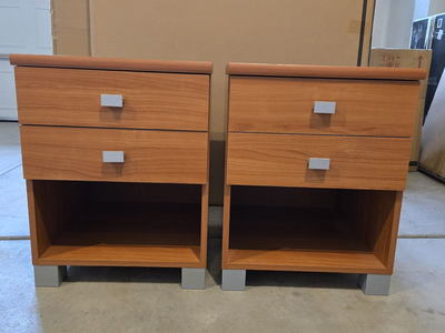 2 Nightstands