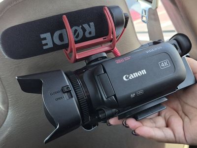 Canon VIXIA HF G70 4K Camcorder with Rode VideoMic GO Microphone
