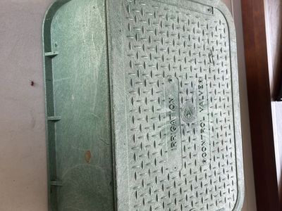 Carson Brooks Green Rectangular Irrigation Control Valve Box with Lid. Bottom is 19x14 top is 17x12. Has never been used.