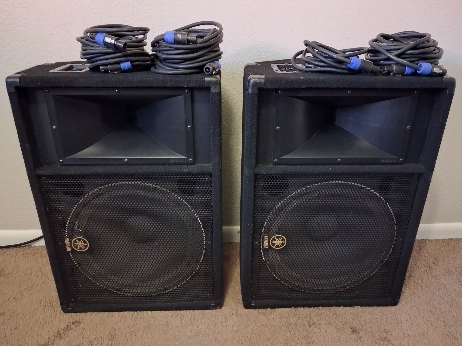 2 Yamaha SM15v stage monitors with 4 speakon cables 