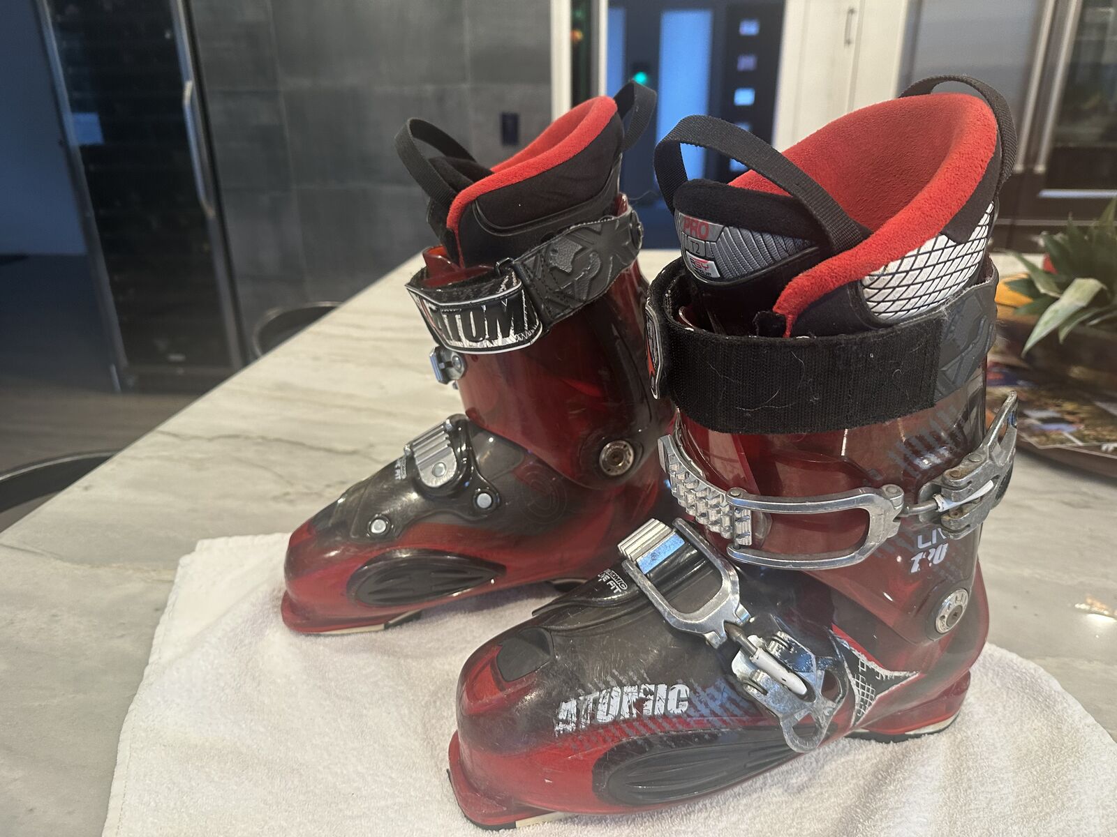 Men's Atomic Live Fit Ski 28-28.5 Boots