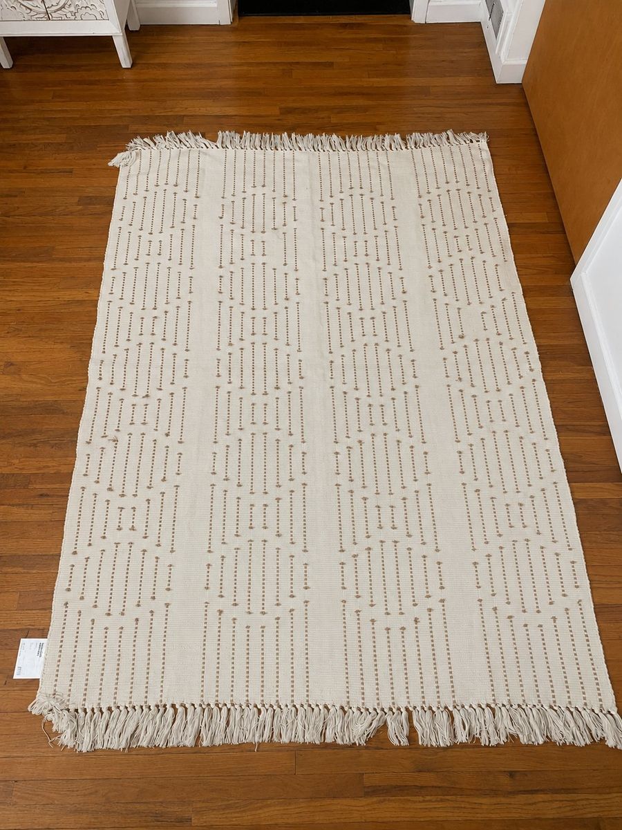 Cream & Tan Geometric Pattern Tassel Area Rug - Stylish & Versatile