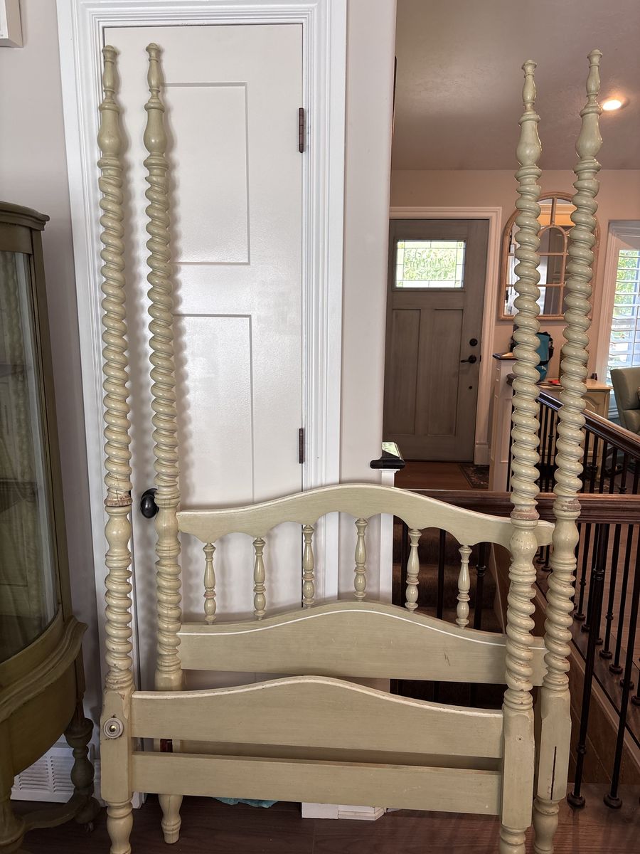 Twin Size Vintage French Provincial 4 Poster Barley Twist Spindle Bed