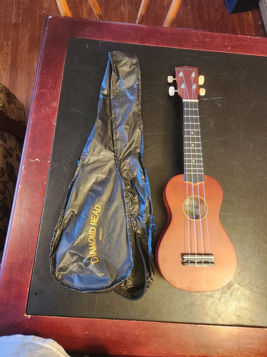Perfect Diamond Head Soprano Ukulele and soft case.  Model DU-150. Sounds and looks great.  Perfect condition.