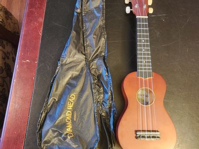 Perfect Diamond Head Soprano Ukulele and soft case. Model DU-150. Sounds and looks great. Perfect condition.