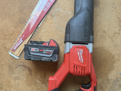 Milwaukee Sawzall. +1 Battery & 2 Blades