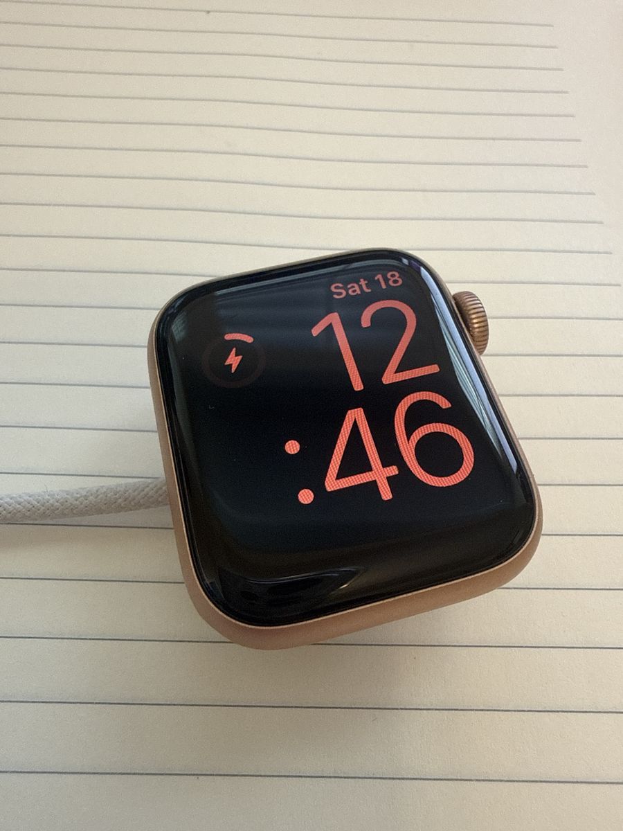 Apple Watch SE Gold GPS + Cellular – Scratch-Free, Excellent Condition