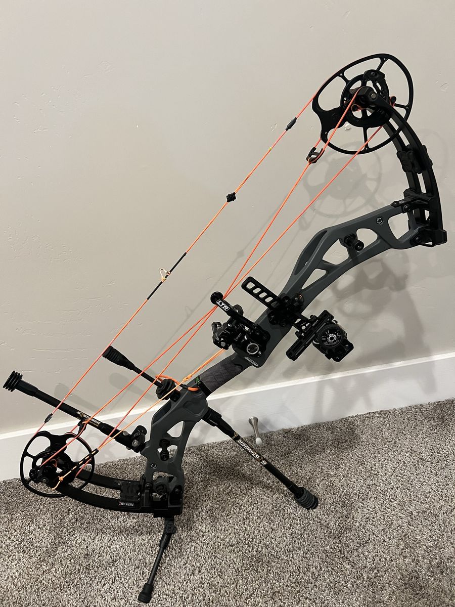 Elite Carbon EON Compound Bow - Right Handed,