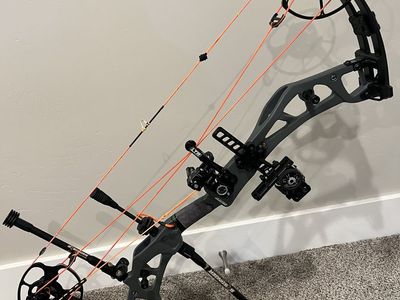 Elite Carbon EON Compound Bow - Right Handed,