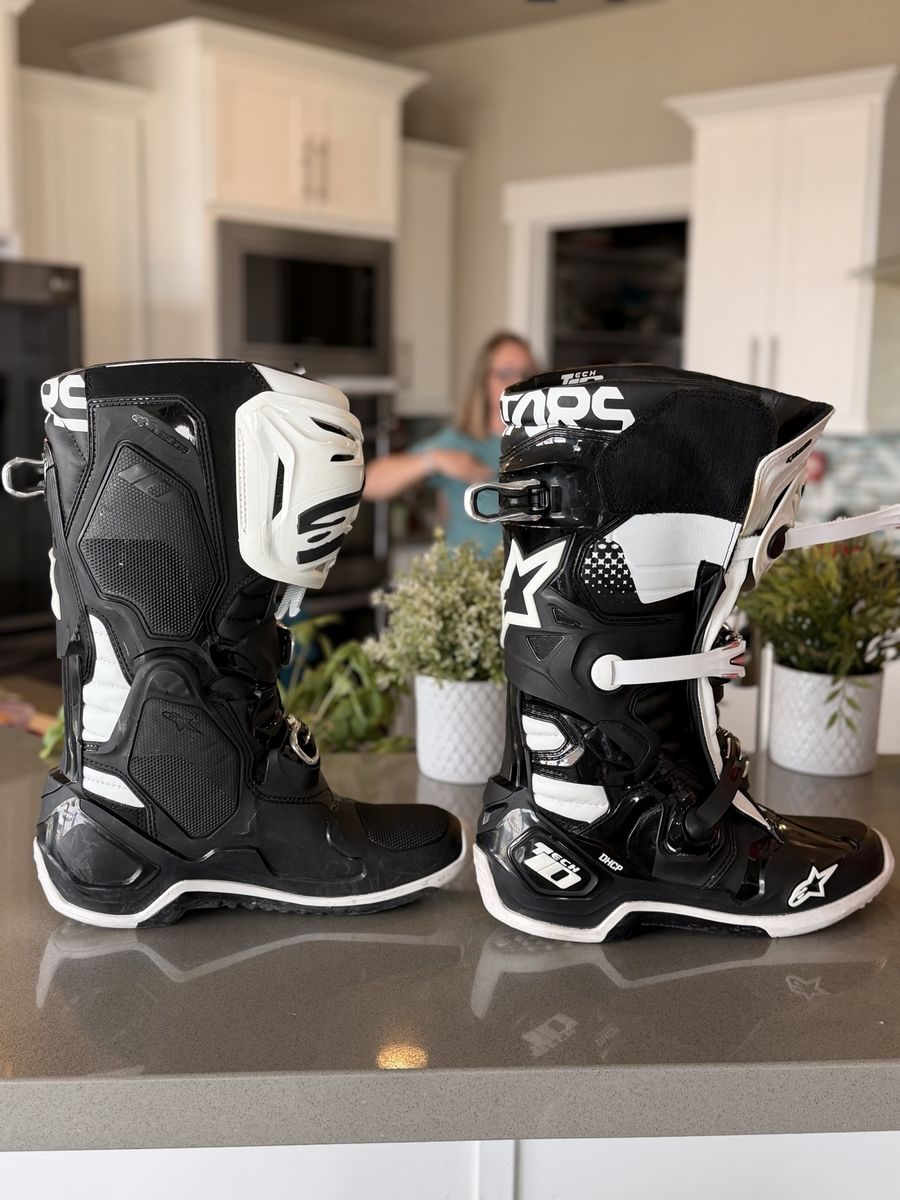 Alpinestars tech 10 size 10. Nearly perfect cond.