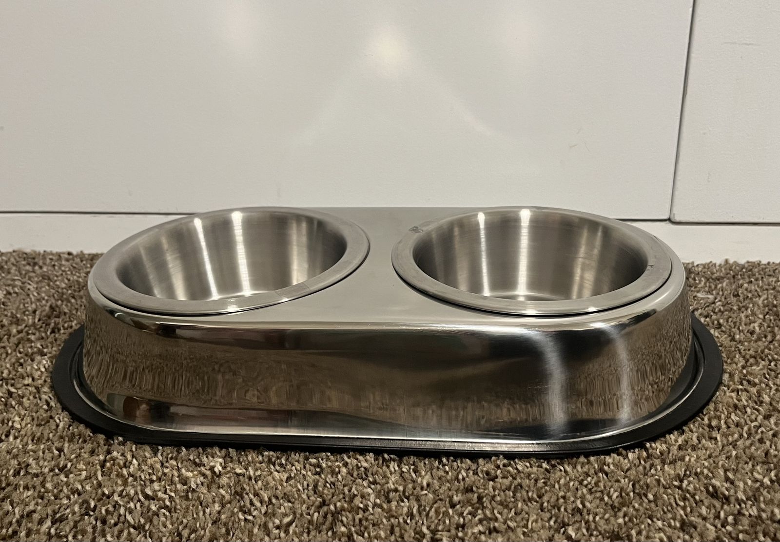 Standing double dog bowls