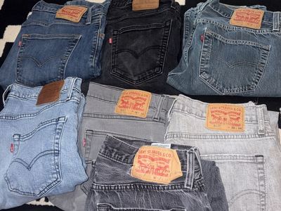 Bundle of Levi Jeans
