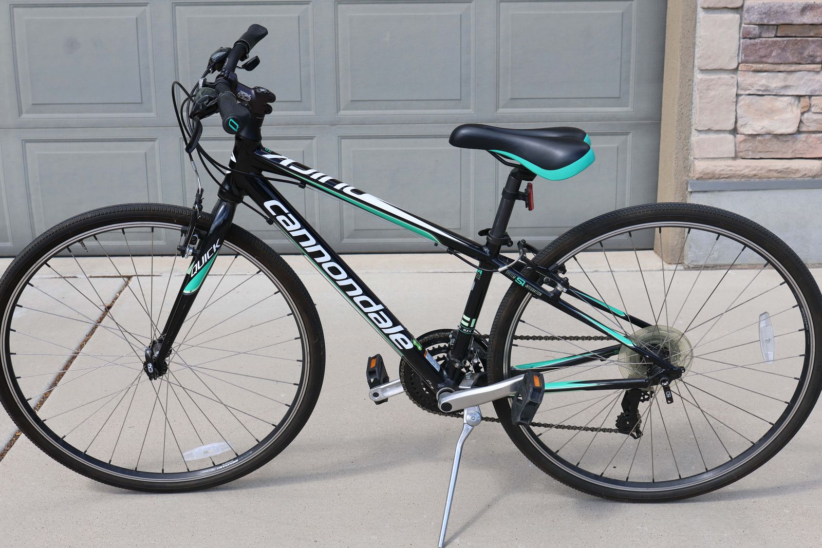 Cannondale Quick 6 Hybrid Bike Black Teal Shimano 21-Speed