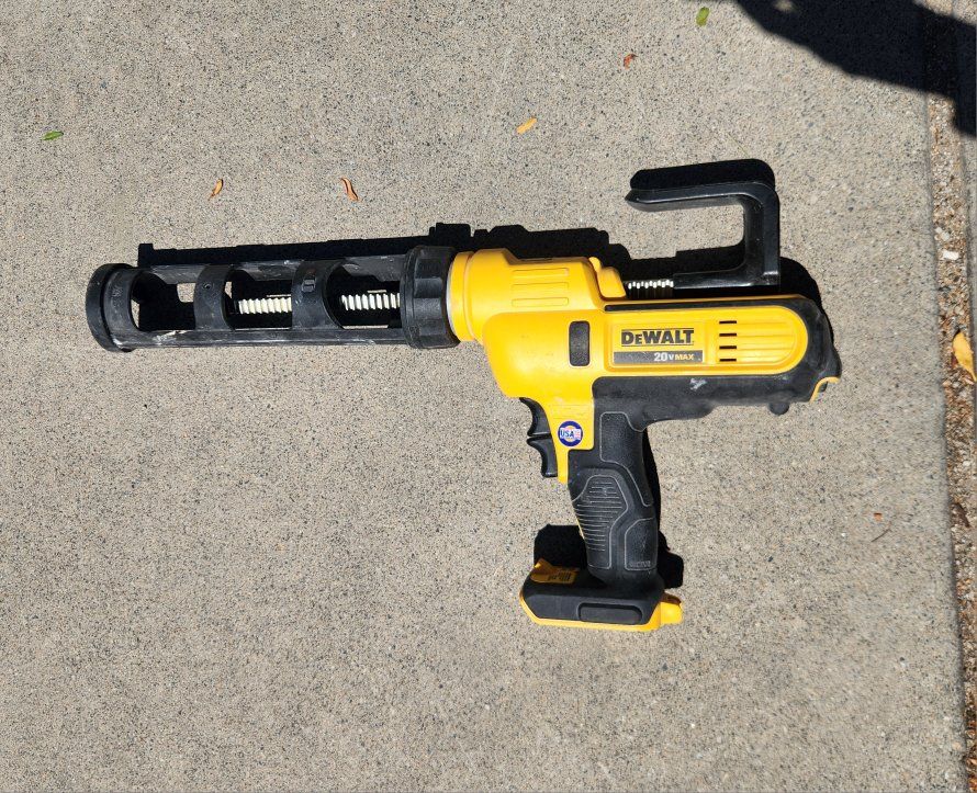 Dewalt 20V MAX Cordless Caulk and Adhesive Gun - Tool Only