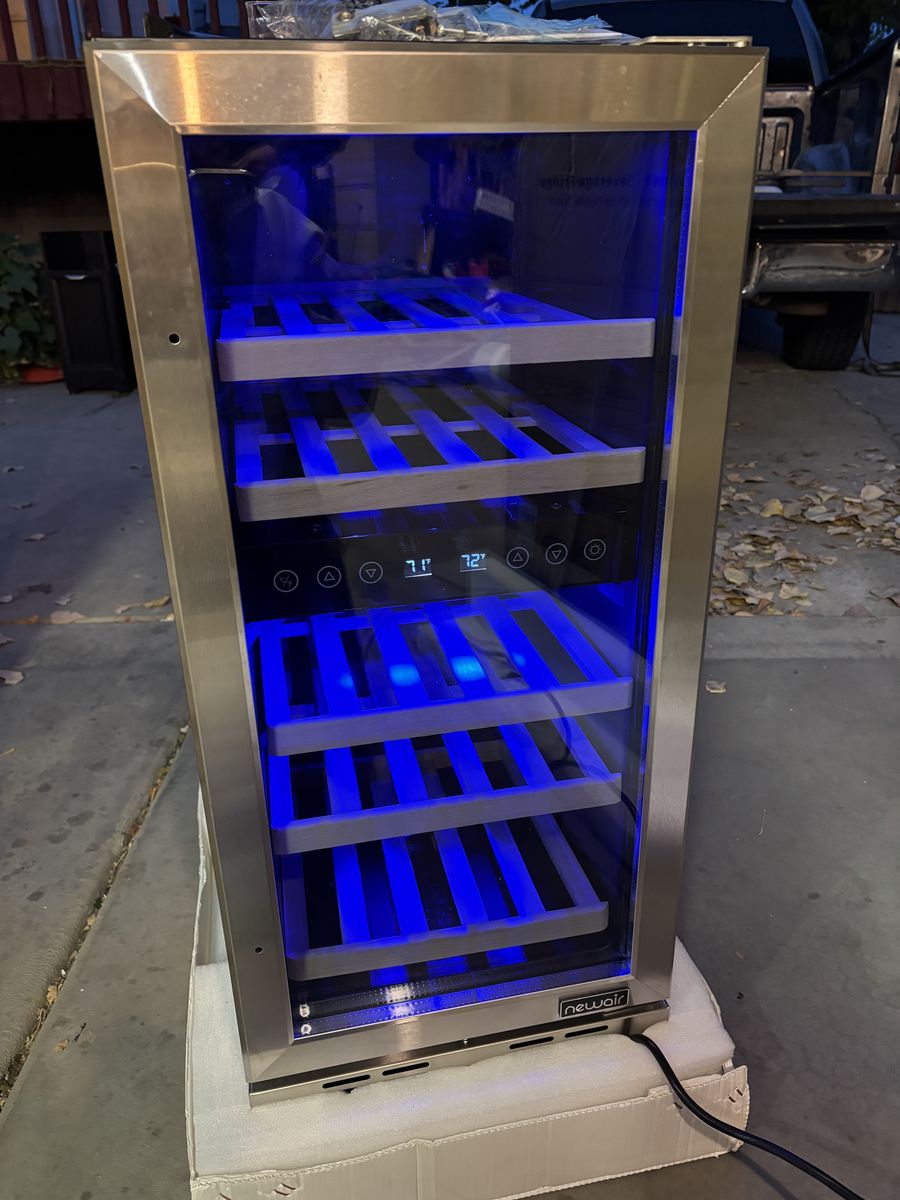 Double zone wine refrigerator