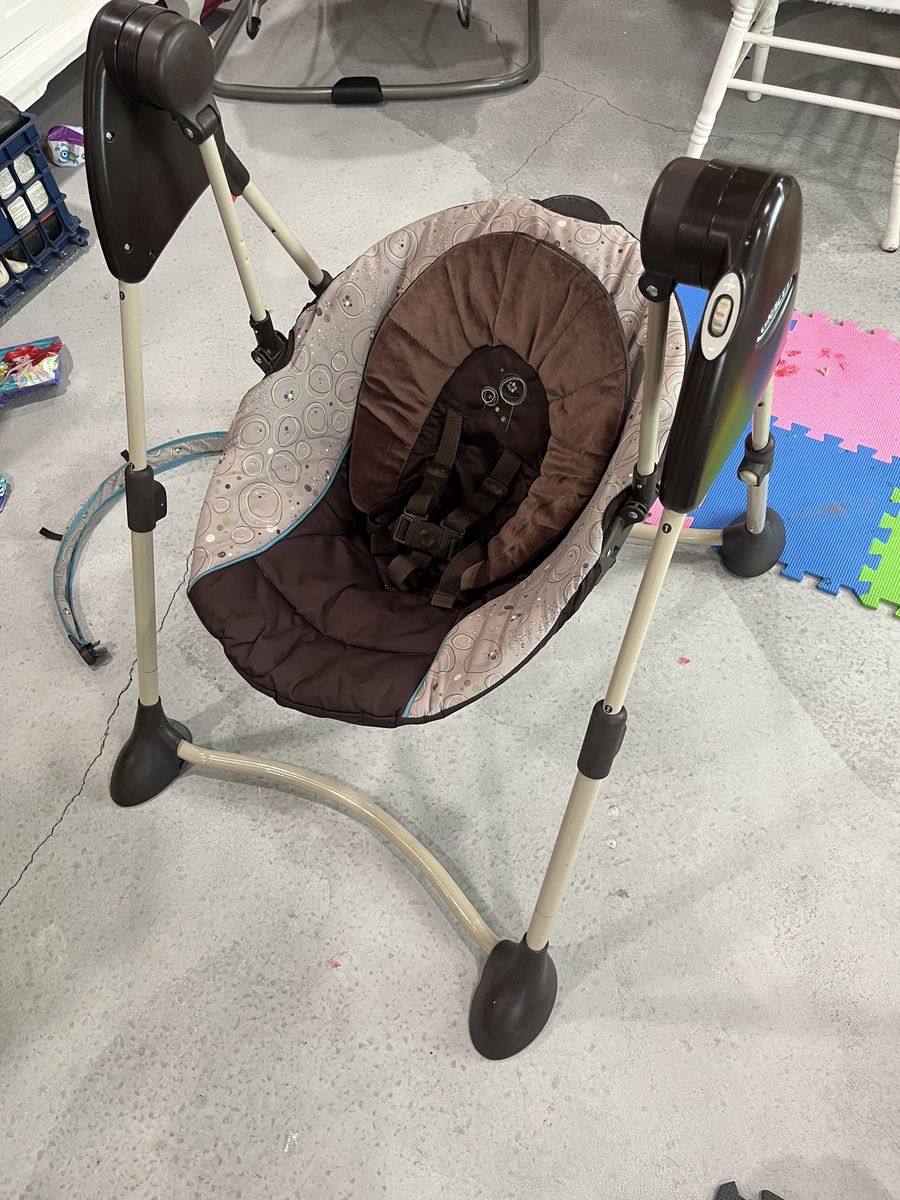 Graco Baby Swing - Gently Used, Comfortable & Soothing Infant Seat