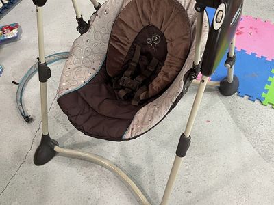 Graco Baby Swing - Gently Used, Comfortable & Soothing Infant Seat