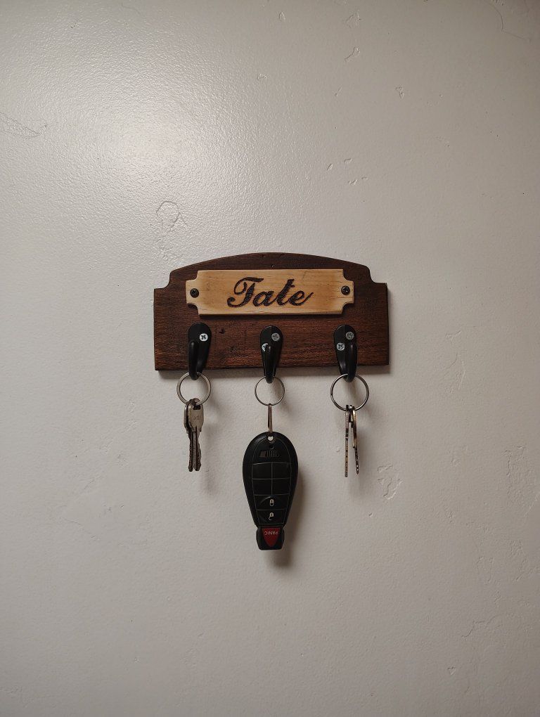 Personalized Wooden Key Holder | Rustic Entryway Key Rack | Custom Family Name Organizer | Handcrafted Wall Mounted Décor