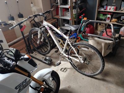 DiamondBack Diamond Back Lux Devine Mountain Bike 26" Tires With Front Shocks