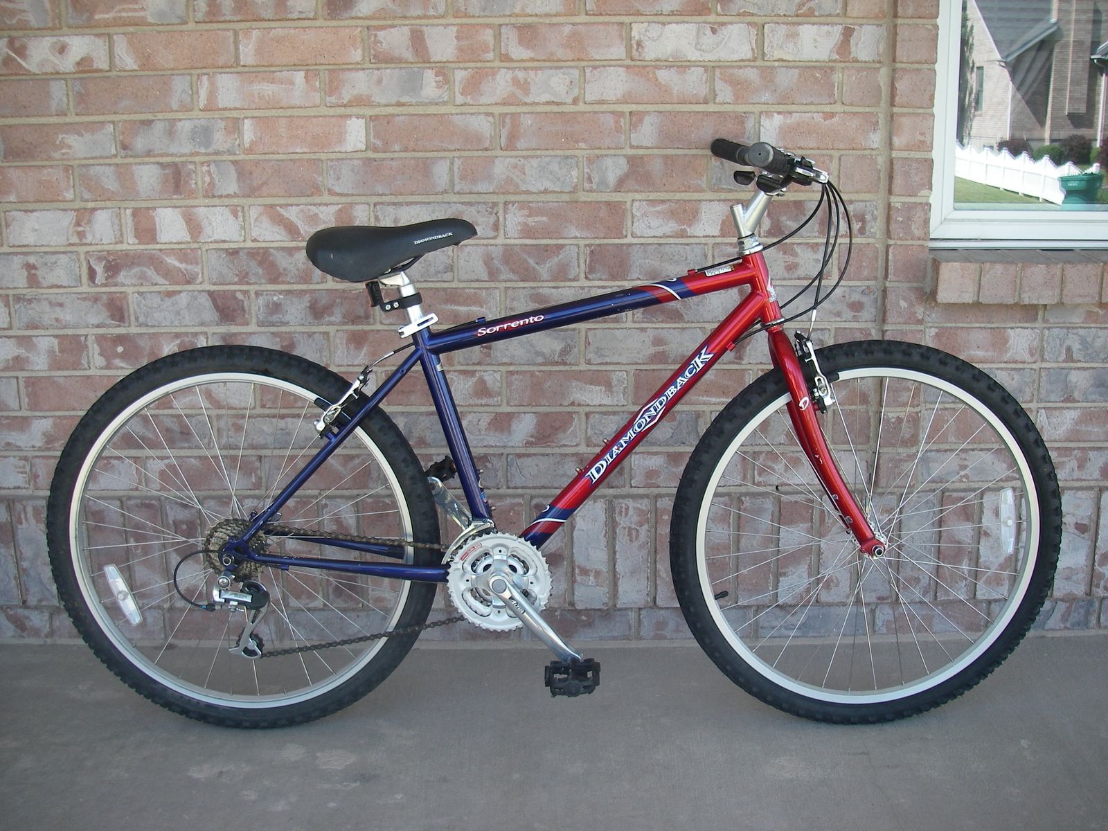 Mens / Boys 26" DIAMONDBACK SORRENTO Mountain Bike, Small 16" Frame, 21 Speed, Rapid Fire, V-Brakes, Red / Blue