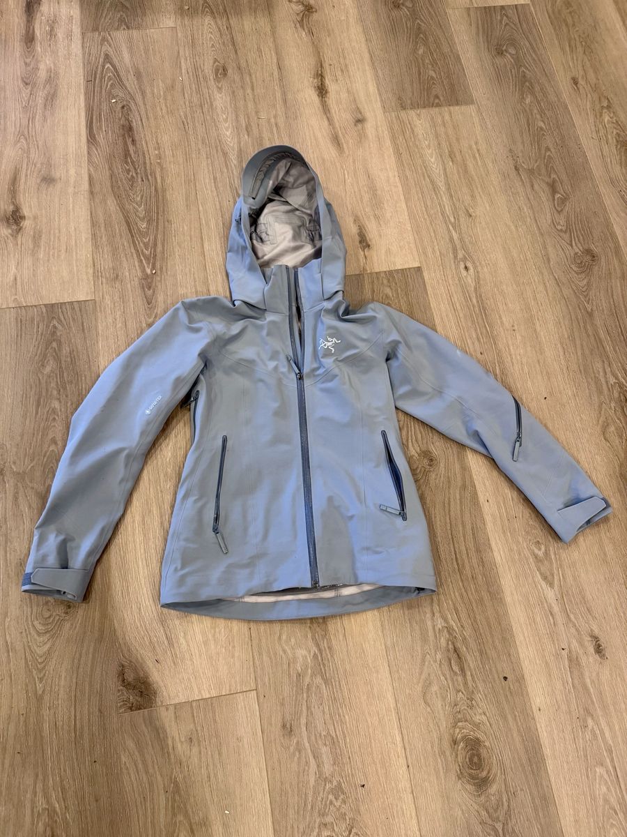 Arc'teryx Women's Beta GORE-TEX Waterproof Hooded Shell Jacket Light Blue Size Small