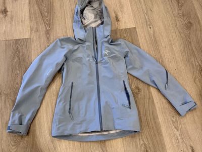 Arc'teryx Women's Beta GORE-TEX Waterproof Hooded Shell Jacket Light Blue Size Small